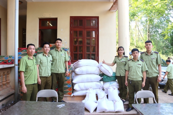 Chi đoàn Cục Quản lý thị trường tỉnh Lạng Sơn tổ chức tặng quà cho các gia đình có hoàn cảnh khó khăn bị ảnh hưởng của dịch Covid 19